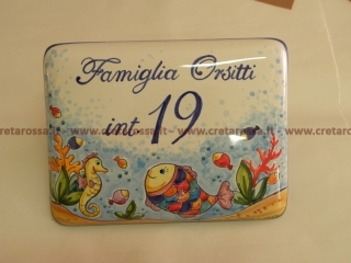 cod.art: nc68 - Mattonella in ceramica 17x13 leggermente bombata circa con decoro pesci e scritta personalizzata. 